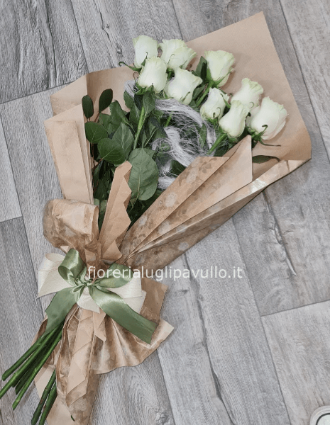 fascio a teste unite di rose extra (rosse o bianche) senza verde con o senza incarto.