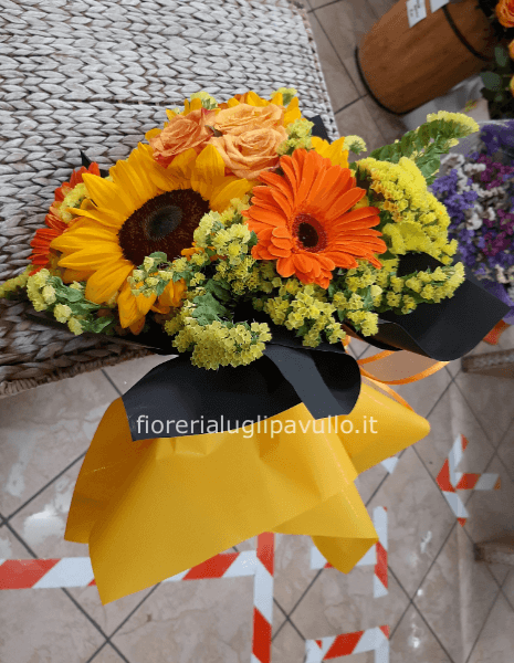 Bouquet di fiori sul giallo arancio