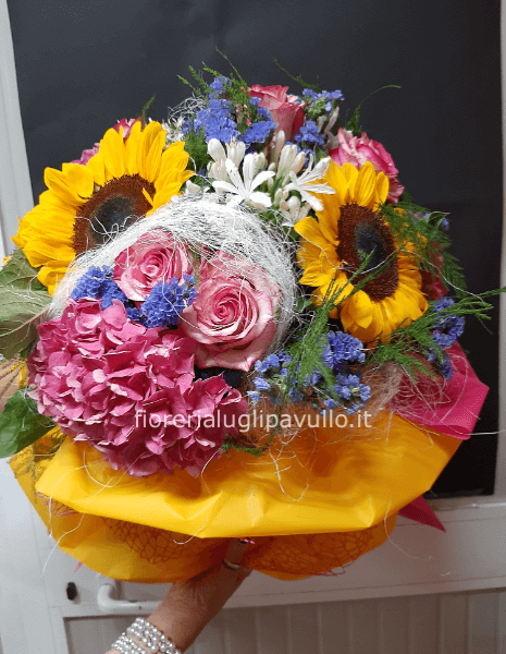 bouquet primavera con girasoli, ortensie, e altro