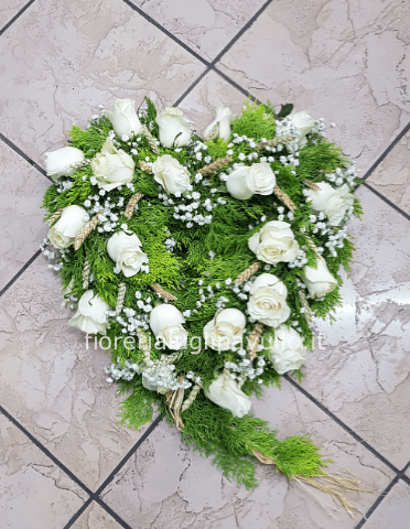 Composizione a forma di cuore con rose di colori assortiti o tinta unita.