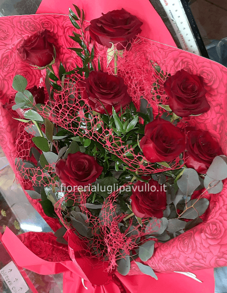 mazzo di rose rosse a testa grossa con verde e confezione