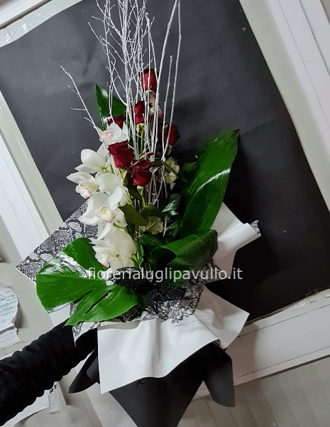 mazzo glamour in nero con rose e sterpi e orchidea cymbidium