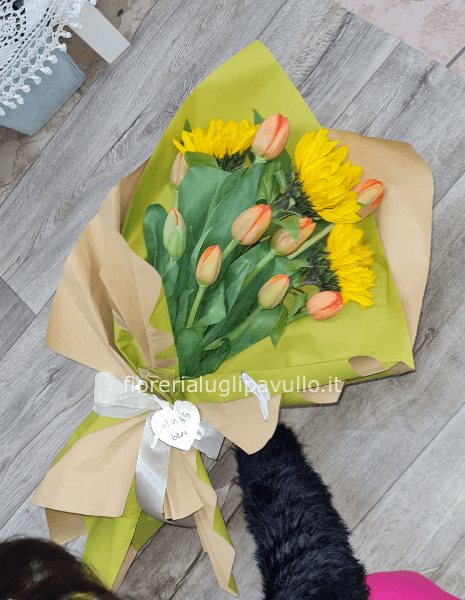 mazzo di tulipani a fascetto molto fine sul naturale