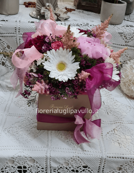 composizione di fiori in flowers box stilografate