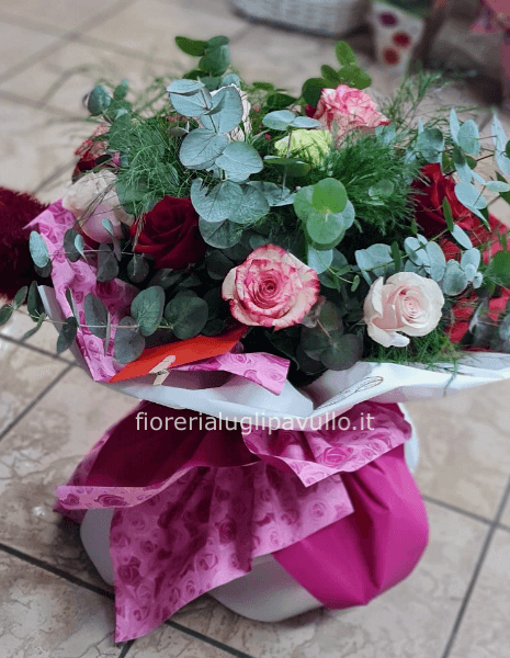 bouquet mix rose e colori sul rosa fuxia
