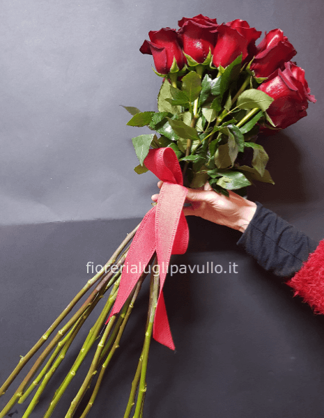 fascio di rose rosse extra a teste unite (da 7€ la rosa) con nastro semplice .