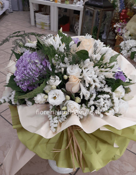 bouquet primavera/estate di fiori freschi colori chiari.