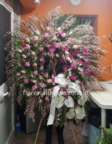 Corona funebre con fiori freschi assortiti, colorata.