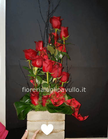composizione con 12 rose rosse a spirale