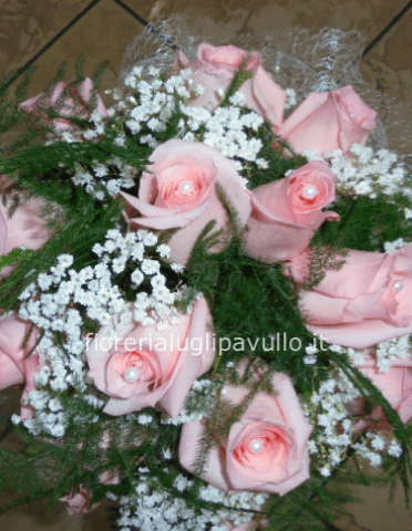 Bouquet di rose rosa o bianche confezionato.