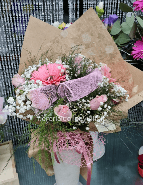 bouquet di fiori sul naturale con colori delicati