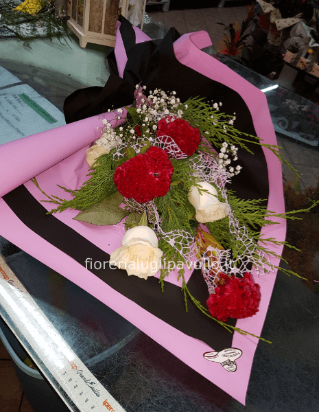 mazzo a fascio di rose e cellosia